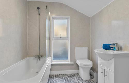Harrington Haven 4 Bed Contractor Friendly House with Parking Workington - Photo 12