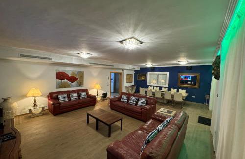 VILLA BLOSSOM in the beautiful area of Puerto Santiago Tenerife with 5 bedrooms for up to 10 guests private swimming pool and many other activities to entertain the family Secure parking for 2 cars and disabled access throughout - Foto 33