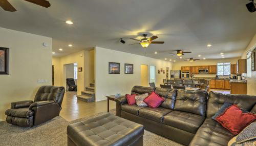 3 Mi to Rainbow Lake: Home w/ Hot Tub & Deck - Foto 5