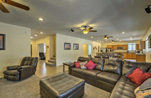 3 Mi to Rainbow Lake Home with Hot Tub and Deck - Foto 5