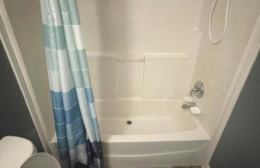 Cozy 3BR cabin with AC and Wi-Fi Fully Fenced - Photo 12