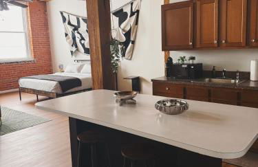 420 friendly Artsy walk Riverfront Loft King Bed - Foto 13