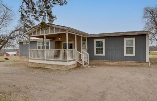 Steps to WES Arena Pet-Friendly Cabin with Deck! - Photo 24