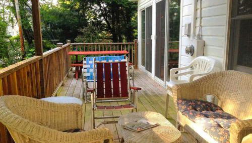 Charming Cabin with Serene Lake Views for a Family Getaway near Pittsfield, Massachusetts - Foto 5