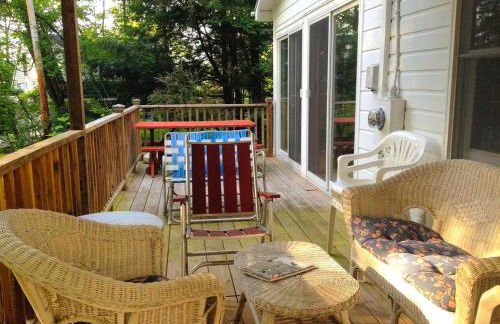 Charming Cabin with Serene Lake Views for a Family Getaway near Pittsfield, Massachusetts - Foto 5