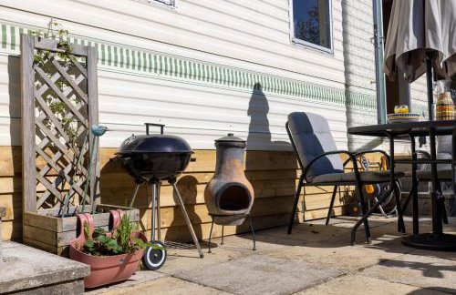 1 Bed Caravan Sleeps 2 -Dog Welcome -Free Parking - Photo 26