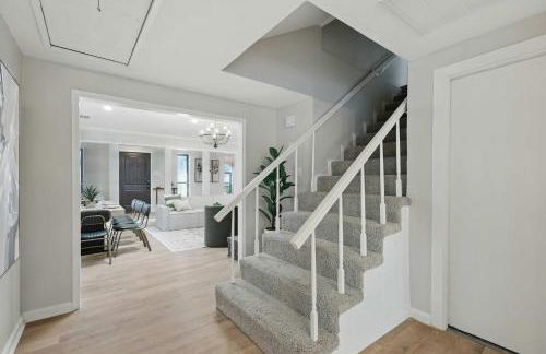 Spacious 5BR Getaway with Pool - Foto 22