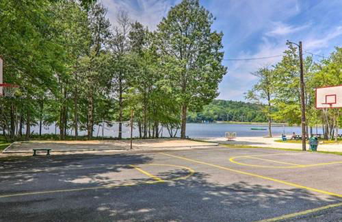 WOW!! Ultimate Pocono Retreat Hot Tub, Game Room, Fire Pit, Near Lakes & Hiking! - Foto 57