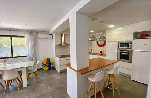 Mediterranean Villa - Private Pool , Garden & BBQ - Photo 36