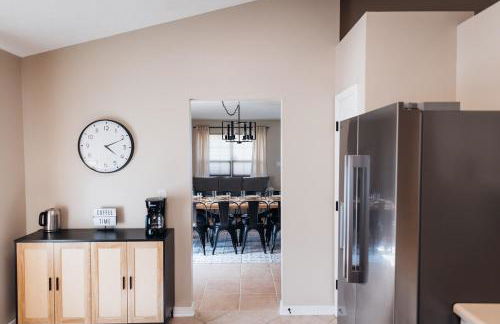 Golden Hour Getaway- Guest Favorite, 2 Min to Beach, Seasonal Pool & Arcade - Foto 19