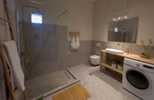 House of Hats II - Photo 16