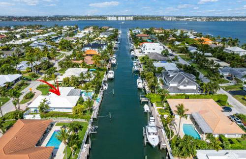 Seven Palms Waterfront- Private Dock, Heated Pool & Lanai -Walk to beach! by Maven Vacation Rentals - Foto 45