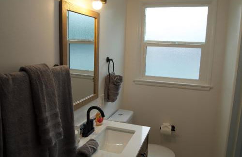 Cozy 3BR Home With Pool, Yard, Garage, and 80 inch TV! - Foto 29