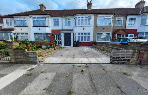 4 Bedroom 2 Bathroom House - Free parking - Foto 28