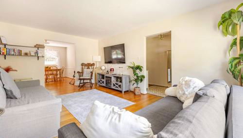 3BR Home - Free Parking-WiFi Kitchen Laundry-Kids Friendly-Near DC & Downtown & Metro-Patio & Deck - Foto 3