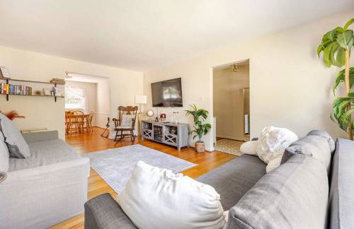 3BR Home - Free Parking-WiFi Kitchen Laundry-Kids Friendly-Near DC & Downtown & Metro-Patio & Deck - Foto 3