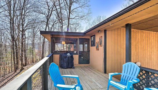 Unwind Fireside Serene Murphy Escape with Hot Tub! - Photo 3, Interior