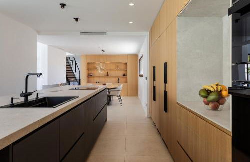 Ultra-Modern 5-Bed Luxury Chalet with Private Pool & Home Cinema 13 Min To Beach - Foto 15