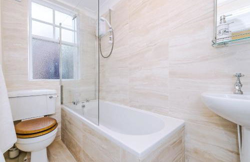 Country Charm Cottage Sleeps 4 & Free Parking - Photo 42