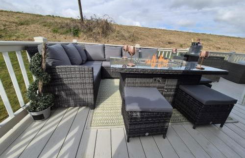 The Blue Lagoon 2 bedroom lodge with hot tub - Foto 24