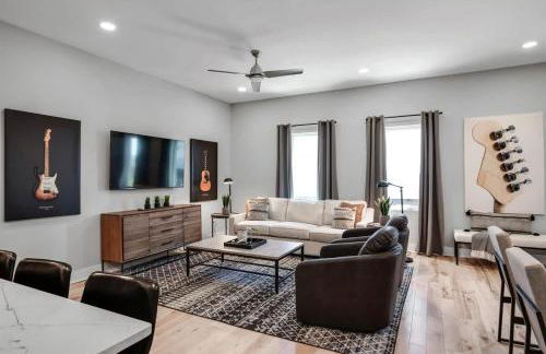 Rooftop Views - Hot Tub - Near Honky Tonks & Bars - Photo 2