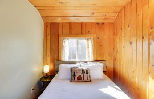 Lakeside Cabin with Beach about 14 Mi to Ski Area! - Foto 11