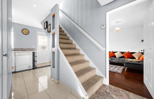 Stylish 3BR Home - Sleeps 7 - 15 Min to City Centre, Parking Garden & Fast Wi-Fi - Foto 17