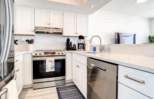 Oceanfront Sunrise Overlooking Pool Walk to shopping dining Sunrise 805 - Foto 11