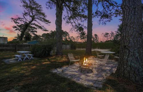 Cozy cottage w creekside fire pit & patio - Foto 7