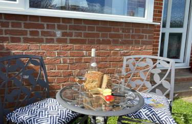 Bramblebee Cottage Salthouse - Photo 27