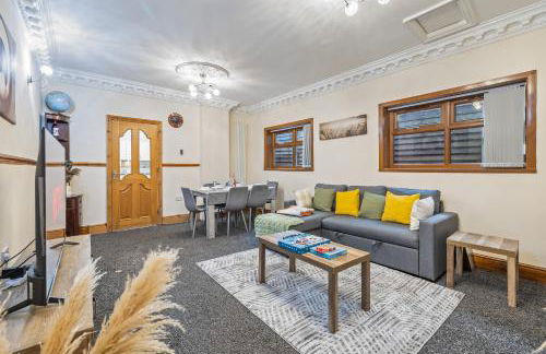 Spacious 4 Bedroom Home Near City Centre Sleeps 11 with Free Parking - Foto 11