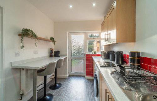 Cosy 3-Bed House With Parking, 5 Mins to QE & Uni - Photo 48