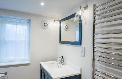 Hollyhocks, Tunstall - Foto 28