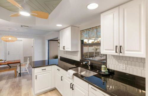 Stylish coastal retreat with Heated Saltwater pool - Foto 11