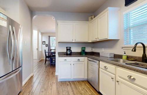 Charming family friendly home, enclosed backyard & 20 miles from San Antonio - Foto 13