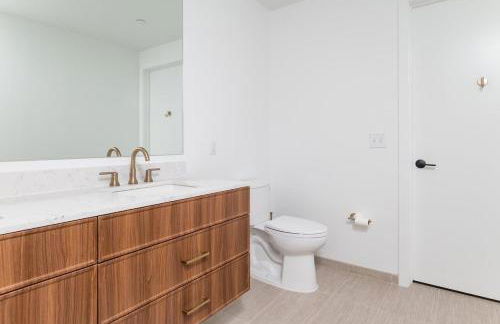 Back-Bay 2BR Condo w Roof top Gym Parking - Foto 36