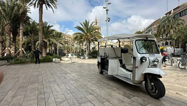 Valencia : Visita el Centro Histórico de Valencia en Tuk Tuk - Foto 2