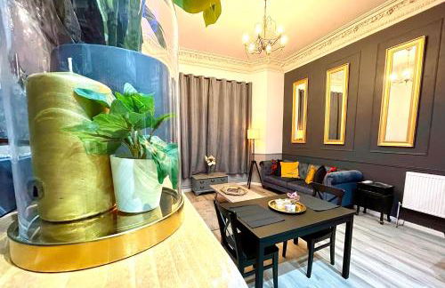 AdeamStays provides Beautiful centrally located 1 and 2 bed apartments on Liverpools Boulevard - Foto 58