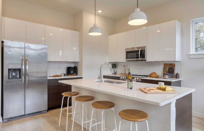 The Stage by Avantstay Chic 4bdr w/ Covered Balcony Modern + Newly Built - Photo 16