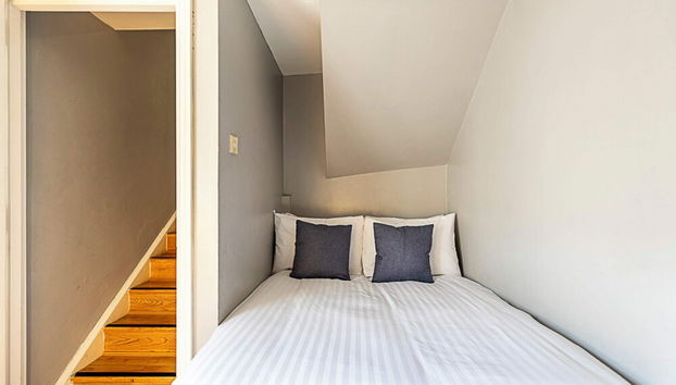 Stylish City Retreat - Photo 2, Room