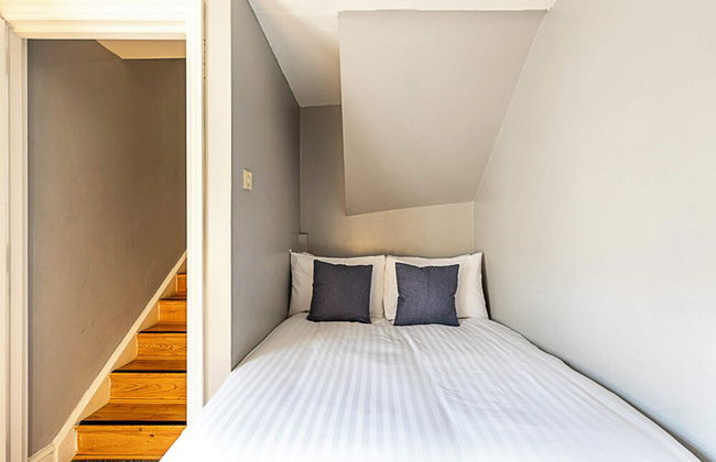 Stylish City Retreat - Photo 2