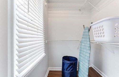 Lux Home-mins to Truist Park wKing pet friendly - Foto 11