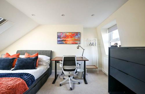 Modern 2BR Apartment for Contractors, Balcony & Fast Wi-Fi, W6 - Foto 42