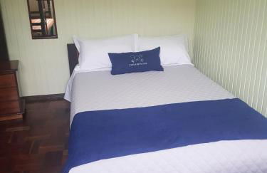 CASA COMPLETA, CENTRO, 4 Qtos, Wi-Fi, 130m quadrados, 4 Camas Casal, Churrasqueira e Apetrechos, Vasto Quintal e Varanda nos Fundos, 2 Banheiros, 9 Pessoas, Área Frontal, Garagem Coberta, Estacionamento Interno 2 Carros, Fogão a Lenha - Foto 13