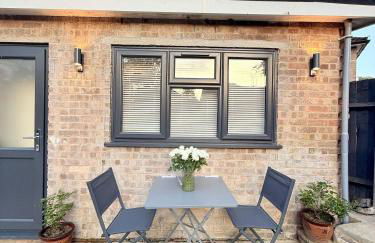 Newly Renovated Guesthouse with Free Parking - Photo 9