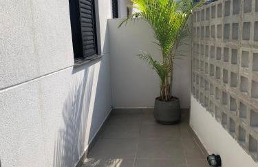 Apto com varanda e ótima localização - Foto 2