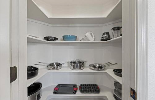 Fire Pit Getaway Shops and Dining 70in TV - Foto 21