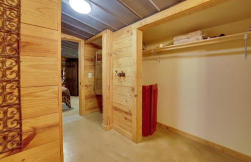 Rural and Horse-Friendly Cabin about 24 Mi to Bandera! - Foto 18