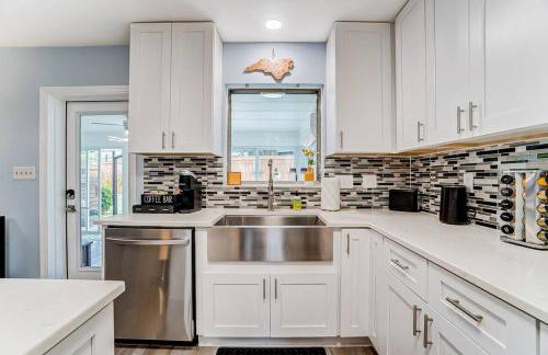 Poolside Bungalow with Fire Pit Fun and King Suite - Foto 7