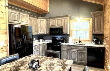 Peaceful family cabin near fishing with over 100 acres of mountain and field trails to explore! 2 Bedroom Cabin by RedAwning - Foto 12